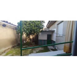 Casa planta baja con patio y cochera.