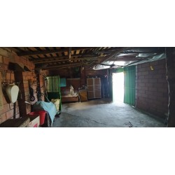 Casa planta baja con patio y cochera.